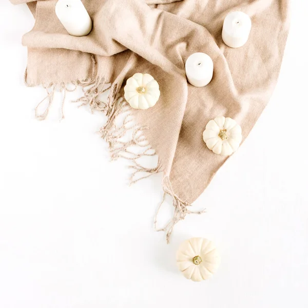 Білі гарбузи та свічки — стокове фото