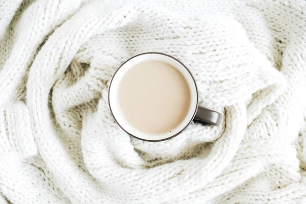 Caneca de café com leite em cachecol de lã branca — Fotografia de Stock