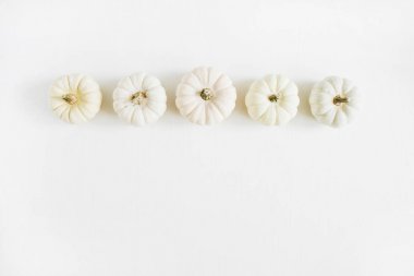 Beyaz arka plan üzerinde bej kabaklar