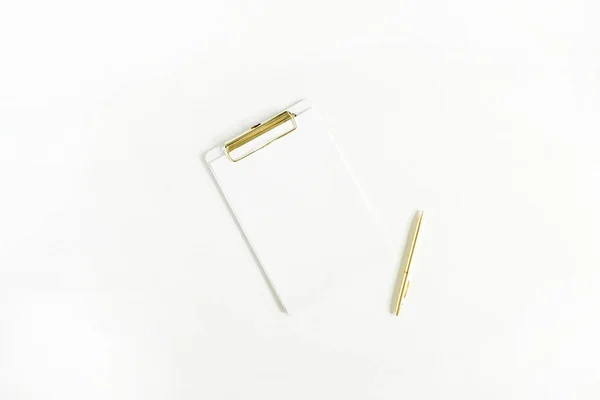 Klemmbrett und Stift auf weißem Hintergrund — Stockfoto
