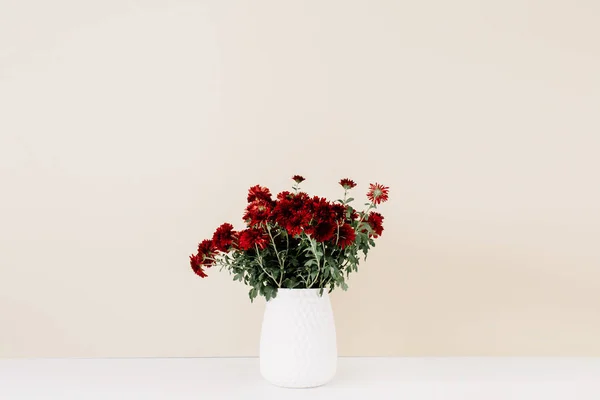 Beau Bouquet Fleurs Rouges Pot Fleurs Blanc Près Mur Pastel — Photo