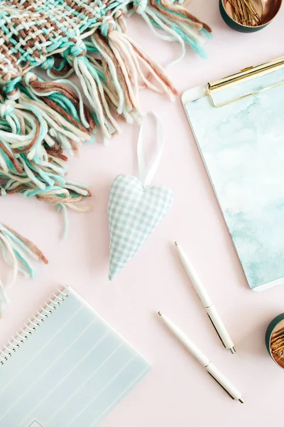 Espacio Trabajo Femenino Con Portapapeles Diario Papelería Sobre Fondo Rosa —  Fotos de Stock