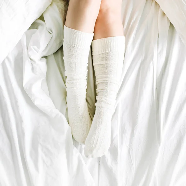 Frauenbeine Bett Mit Weißer Bettwäsche Und Kissen — Stockfoto