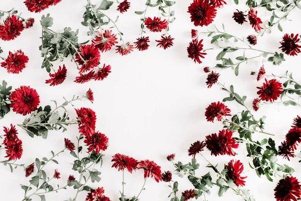 Floral Badrand Rode Bloemen Witte Achtergrond Plat Lag Top Uitzicht — Stockfoto
