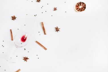 Beyaz arka plan üzerinde mulled şarap malzemeler. Düz yatıyordu, en iyi görünüm Noel ve yeni yıl tatil kavramı.