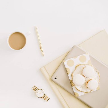 Bademli kurabiye, kahve kupa, kadınsı şeyler beyaz arka plan üzerinde düz yatıyordu modern konseptiyle. Üstten Görünüm en az yaşam tarzı kavramı.