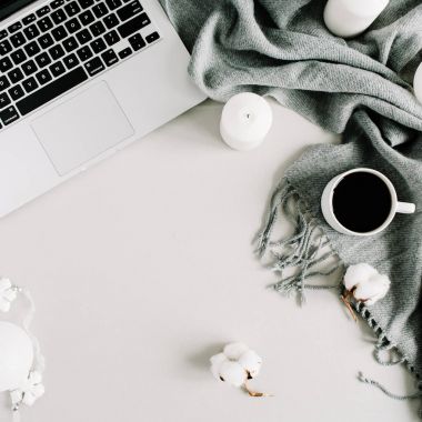 Noel kavramı. Ev ofis büro dizüstü, ekose, mumlar, pamuk toplar ve Noel baubles ile. Düz yatıyordu, en iyi görünümü tatil kompozisyon.