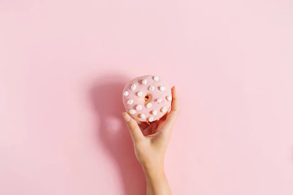 Women Hand Hebt Donut Roze Achtergrond Minimale Plat Lag Top — Stockfoto