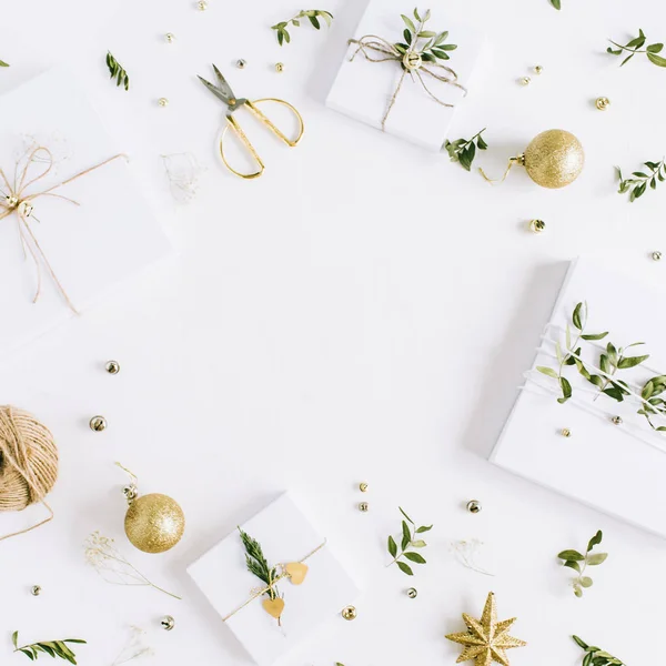 Frame Van Handgemaakte Kerst Geschenkdozen Feestelijke Decoratie Witte Achtergrond Plat — Stockfoto