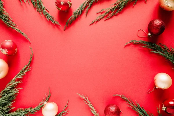 Kerst Frame Mock Met Kleurrijke Kerstballen Rode Achtergrond Plat Lag — Stockfoto