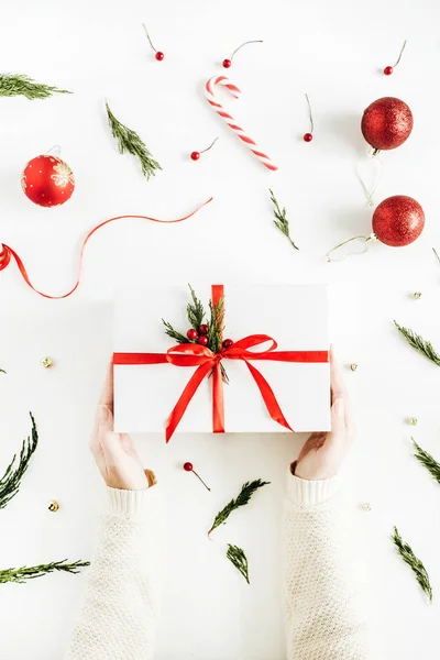 Mãos Menina Segurando Caixa Presente Natal Fundo Decorado Deitado Plano — Fotografia de Stock