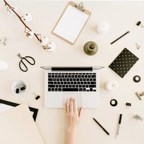 Piso Tumbado Escritorio Oficina Fondo Beige Mujer Trabajando Portátil Vista — Foto de Stock