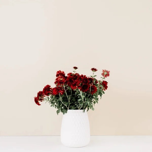 Hermoso Ramo Flores Rojas Maceta Blanca Cerca Pared Pastel Pálido — Foto de Stock