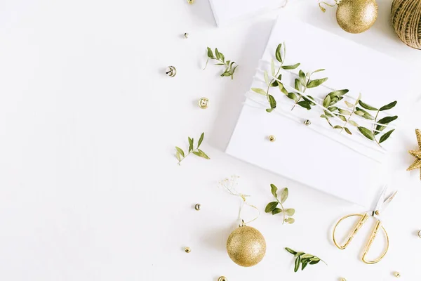 Doos Van Gift Van Kerstmis Versierd Met Groene Takken Kerstballen — Stockfoto