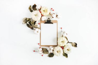 Beyaz kabaklar, kırmızı meyveler ve okaliptüs dalları çerçeve yapılmış