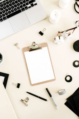 Düz yatıyordu ev ofis büro. Pano, pastel bej arka plan üstünde laptop ile çalışma alanı.