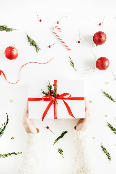 Caixa Presente Natal Mãos Mulher Sobre Fundo Decorado Flat Lay — Fotografia de Stock