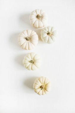 Beyaz kabak üzerine beyaz grup. Düz yatıyordu, en iyi görünümü.