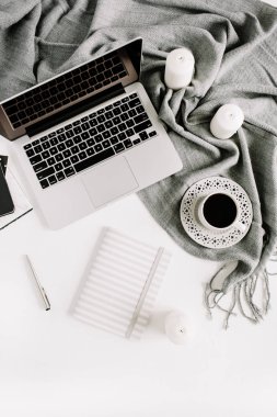 Ev ofis Resepsiyon çalışma alanıyla laptop, defter, beyaz üzerine kahve fincanı. Üstten Görünüm, düz modern kompozisyon yatıyordu.