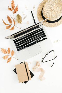 Laptop, günlüğü, saman ve kuru sonbahar yaprakları ile sonbahar kompozisyon. Düz yatıyordu, en iyi görünümü.