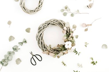 Çelenk çerçeve pamuk topları ve okaliptüs şube beyaz. Düz yatıyordu, en iyi görünümü.