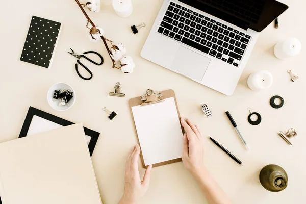 Flat Lay Mesa Escritório Casa Mãos Mulher Segurando Prancheta Vista — Fotografia de Stock