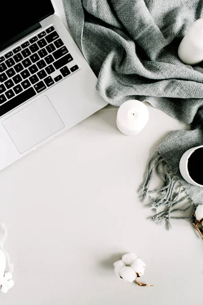 Moderner Home Office Schreibtisch Mit Laptop Karo Kerzen Wattebällchen Flache — Stockfoto