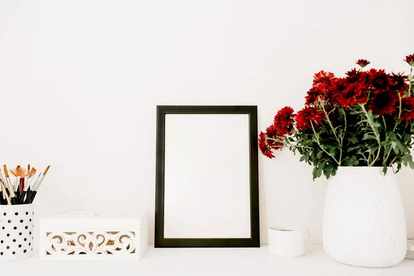 Moldura Foto Simular Lindo Buquê Flores Vermelhas Caixão Vintage Branco — Fotografia de Stock