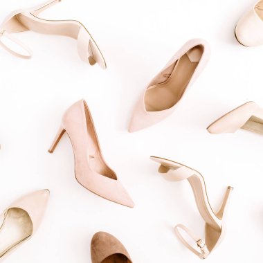 Moda blog bakmak. Soluk pembe kadınların yüksek topuk ayakkabı beyaz arka plan üzerinde. Düz yatıyordu, en iyi görünümü son moda güzellik kadın arka plan.