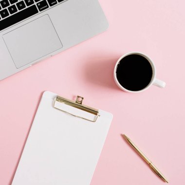 En az modern kadın ev ofis Resepsiyon çalışma alanıyla laptop, Pano, kalem, pastel pembe üzerinde kupa kahve. Düz yatıyordu, en iyi görünümü yaşam tarzı kavramı.