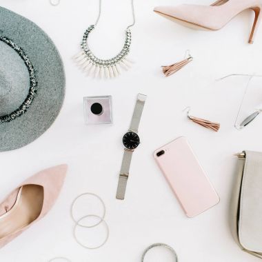 Kadınlar modern moda kıyafetler ve aksesuarlar üstünde okul sırası. Düz yatıyordu kadın rahat tarzı bak. Üstten Görünüm.