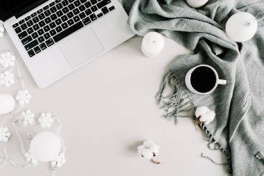 Ev ofis büro dizüstü, ekose, mumlar, pamuk topları ile