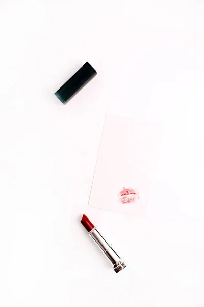 Bentuk Ciuman Wanita Atas Kertas Dengan Lipstik Merah Gaya Hidup — Stok Foto