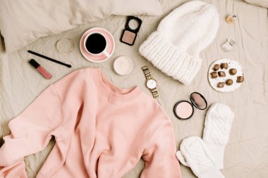 Kadın moda bakmak şık giysiler ve aksesuarlar ile. Yaşam tarzı düz yatıyordu, sweatshirt, kozmetik ve kahve ile üstten görünüm kompozisyon.