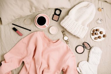 Kadın moda bakmak şık giysiler ve aksesuarlar ile. Güzellik blog düz yatıyordu, sweatshirt, kozmetik ve kahve ile üstten görünüm kompozisyon.