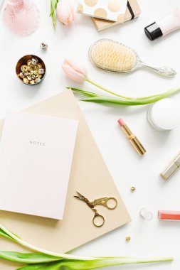 Kadınlar ev ofis büro Pembe Lale çiçek, notebook, Aksesuar ve kozmetik beyaz arka plan üzerinde. Flatlay, üstten görünüm moda blog kompozisyon.