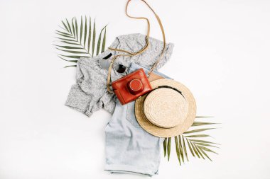 Kadın moda seyahat flatlay. Retro kamera, saman, şort, güneş gözlüğü ve tropikal palmiye yaprağı. Üstten Görünüm, düz yatıyordu.