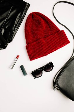 Kadın moda kıyafetler ve aksesuarlar beyaz arka plan üzerinde. Flatlay, üstten görünüm göz.