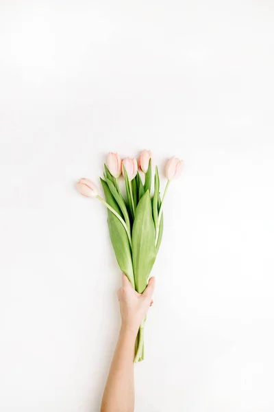 Mano Femenina Sosteniendo Flores Tulipán Rosa Sobre Fondo Blanco Plano — Foto de Stock