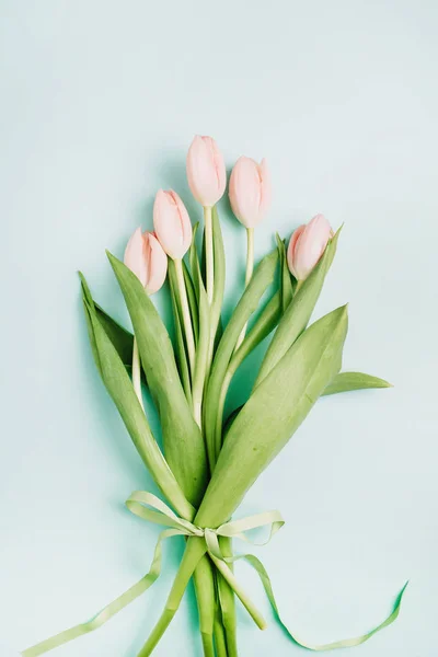 Букет Цветов Розового Тюльпана Бледно Голубом Фоне Квартира Лежала Вид — стоковое фото