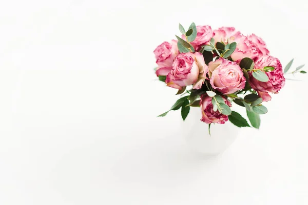 Roze Roos Bloemen Boeket Witte Achtergrond Minimale Lente Bloemen Concept — Stockfoto