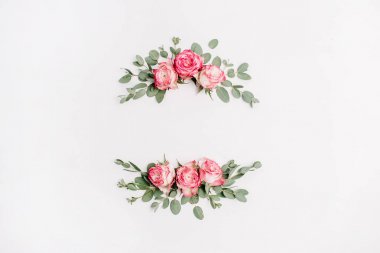 Beyaz Pembe çiçek tomurcukları ve okaliptüs beyaz arka plan üzerinde çerçeve çiçek çelenk. Düz yatıyordu, en iyi görünümü mockup.