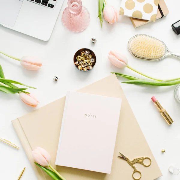 Жінка Домашнього Офісу Робочий Простір Ноутбуком Рожевими Квітами Тюльпанів Блокнотом — стокове фото