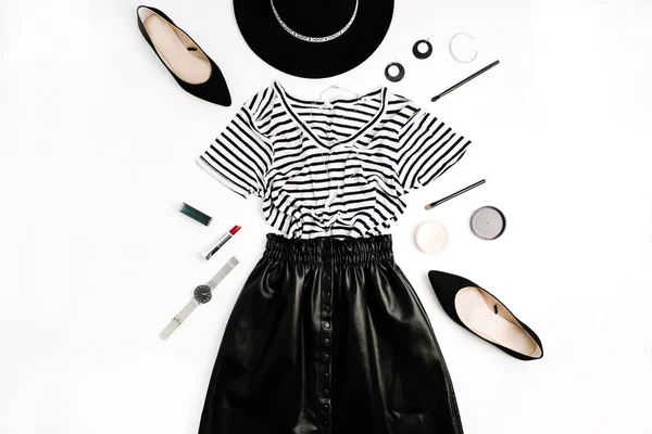 Mujer Flatlay Moda Negro Ropa Moderna Accesorios Falda Camiseta Sombrero — Foto de Stock