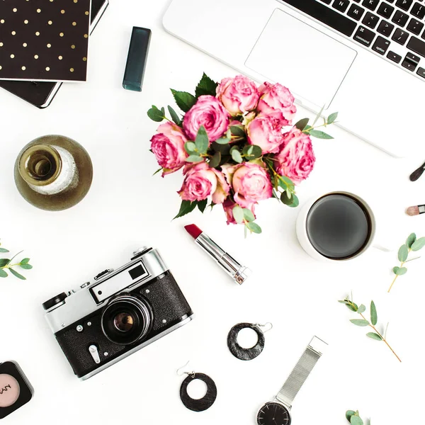 Escritório Moda Feminina Casa Espaço Trabalho Com Laptop Buquê Flores — Fotografia de Stock