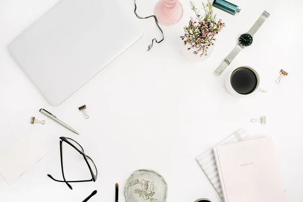 Frame Van Pastel Roze Notebook Laptop Glazen Koffiekopje Wilde Bloemen — Stockfoto