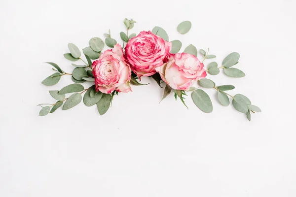 Floral Σύνθεση Ροζ Τριαντάφυλλο Μπουμπούκια Ανθέων Και Ευκαλύπτου Άσπρο Φόντο — Φωτογραφία Αρχείου