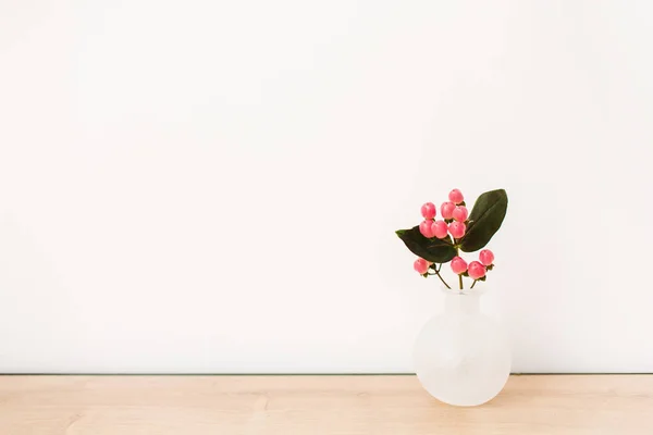 オトギリソウ白い背景の上に花瓶に花 フロント ビューの最小構成 — ストック写真
