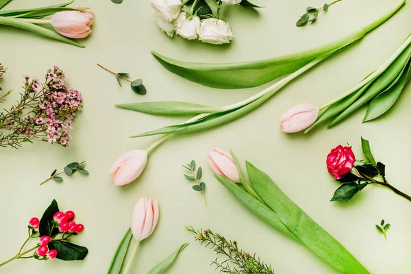 Blütenmuster Aus Rosa Tulpen Rosen Hypericum Blume Auf Grünem Hintergrund — Stockfoto