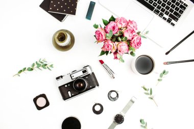 Kadın moda ev ofis büro. Dizüstü bilgisayar, gül çiçek buketi, retro kamera, Aksesuar ve kozmetik beyaz arka plan üzerinde çalışma alanı. Düz yatıyordu, en iyi görünümü şık kadın kavramı.
